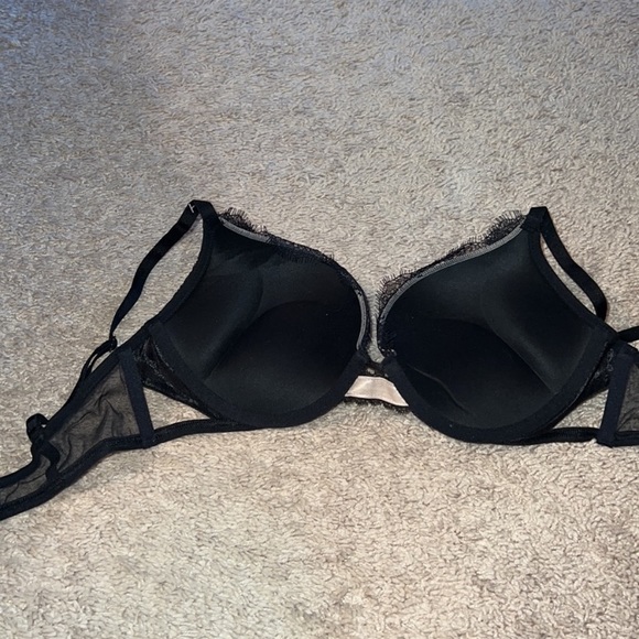 ISO!!!!!!!!!! Victoria’s Secret bombshell plunge size 34B bra with lace accents - Picture 3 of 6